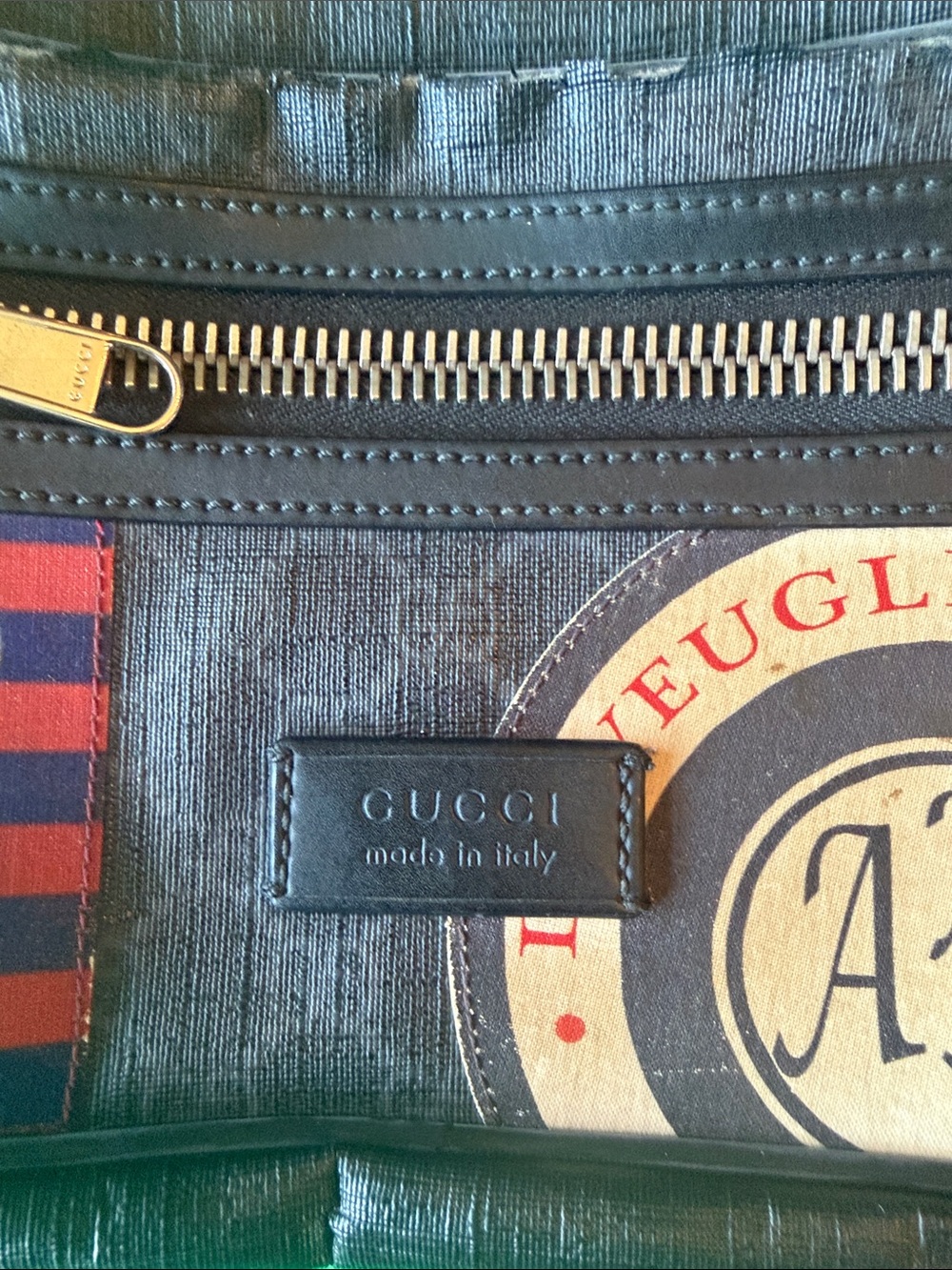Gucci Unisex Black Leather Belt Bag with Red and Cream Graphic Accents - Picture 2 of 11